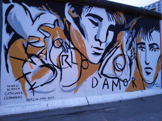 Pla general de l'obra 'Parlo d'amor' a l'East Side Gallery de Berlín. Imatge del 28 desembre del 2019. (Horitzontal)