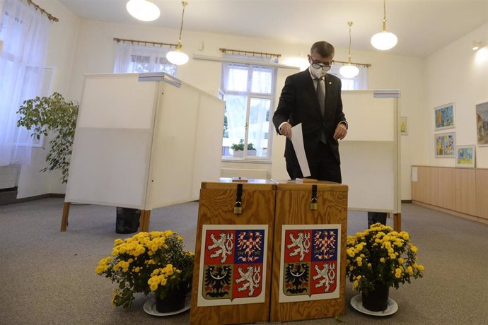 El primer ministro Andrej Babis vota en las elecciones checas 