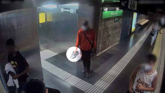 La cmera de seguretat del metro capta un dels lladres amb les sabatilles esportives robades a una de les víctimes, al districte de Sarri (Horitzontal).