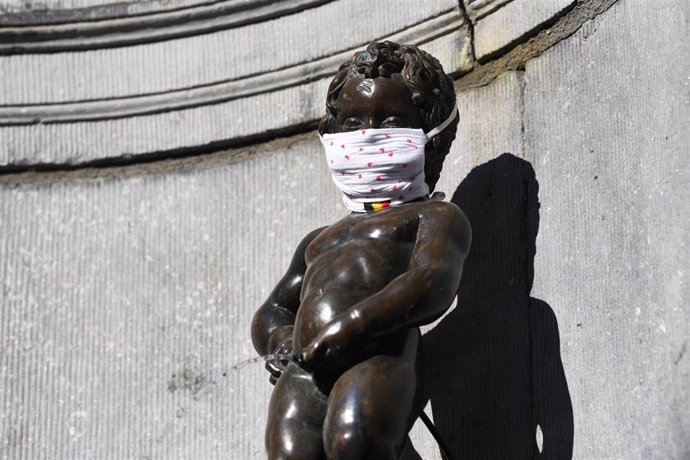 Escultura del Manneken Pis con mascarilla