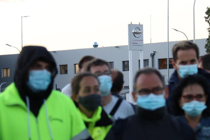 Pla mitj dels treballadors d'Acciona concentrant-se a les portes de la fbrica de Nissan amb l'emblema de l'automobilística al fons el 28 de setembre del 2020 (Horitzontal)