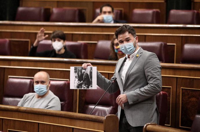 El portavoz parlamentario de ERC, Gabriel Rufián, muestra una fotografía durante su intervención en una nueva sesión de control al gobierno en el Congreso de los Diputados, en Madrid, (España), a 30 de septiembre de 2020. 