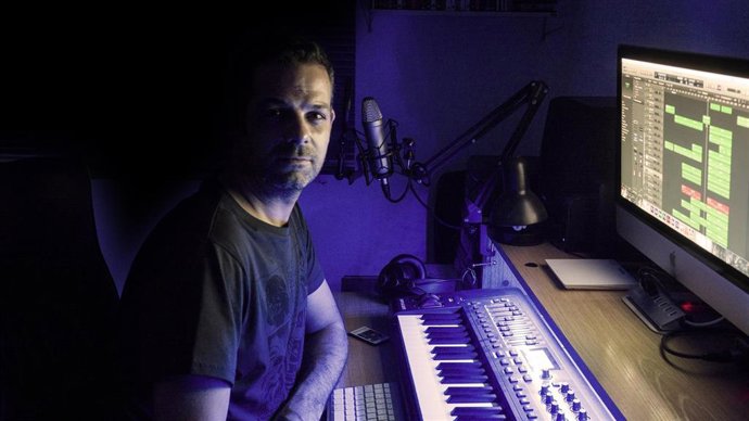 El compositor de música instrumental contemporánea Jesús Valenzuela, Tsode, en su estudio de grabación, en una imagen de archivo.