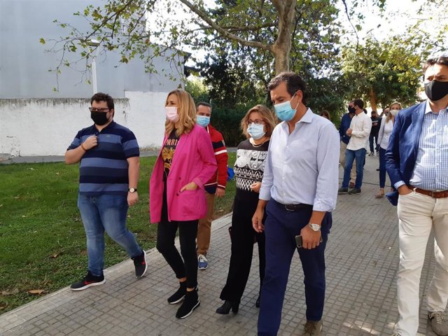 El presidente del PP en Baleares, Gabriel Company, junto a la la vicesecretaria nacional de Organización, Ana Beltrán, la portavoz del PP en Palma, Mercedes Celeste, y el presidente 'popular' del distrito de Son Roca, Rafa Pastor.