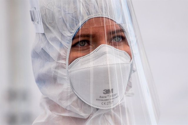 Imagen de archivo de una médico con un traje de protección en Polonia.