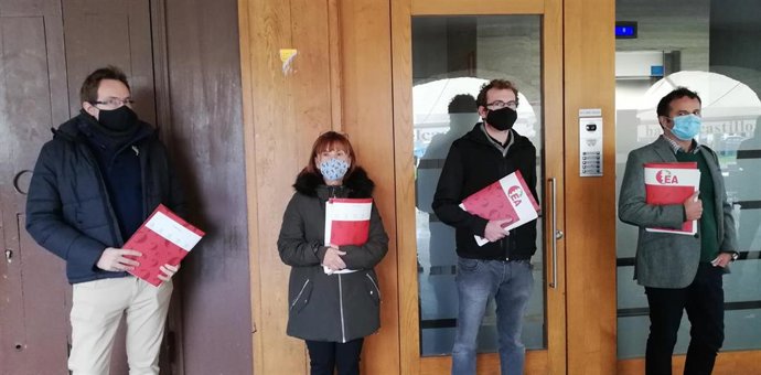 Los coordinadores locales de EA en Vitoria, Iñaki Sanchez; Pamplona, Esther Korres; San Sebastián, Javier Estebanez; y Bilbao, Bruno Zubizarreta, antes de entregar las firmas en la sede del partido en Pamplona
