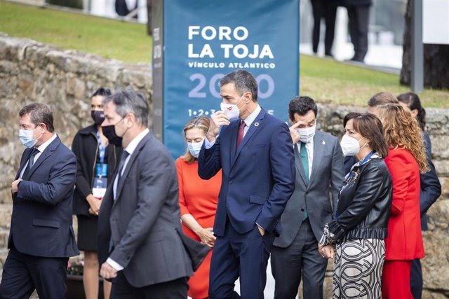 El presidente del Gobierno, Pedro Sánchez (c), durante el acto de clausura del II Foro La Toja-Vínculo Atlántico celebrado en la Isla de Toja, Pontevedra, Galicia, (España), a 3 de septiembre de 2020.