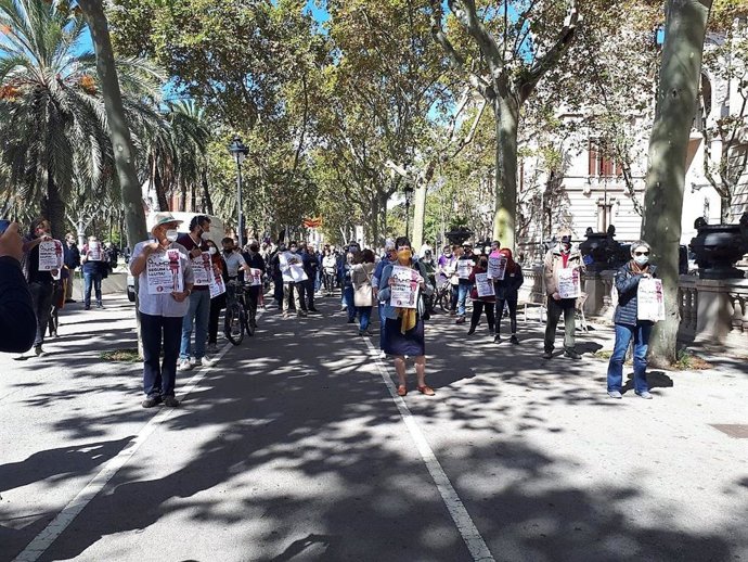 Uns 200 independentistes es concentren davant el TSJC en l'aniversari de la vaga del 3-O