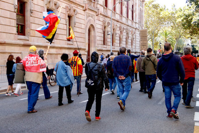 Desenes de persones donen la volta al TSJC el 3 d'octubre del 2020. (Horitzontal)