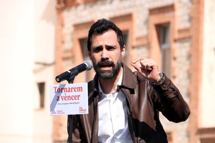 Pla mitj del president del Parlament, Roger Torrent; en la presentació del llibre 'Tornarem a vncer' a Tarragona. Imatge del 3 d'octubre del 2020 (Horitzontal).