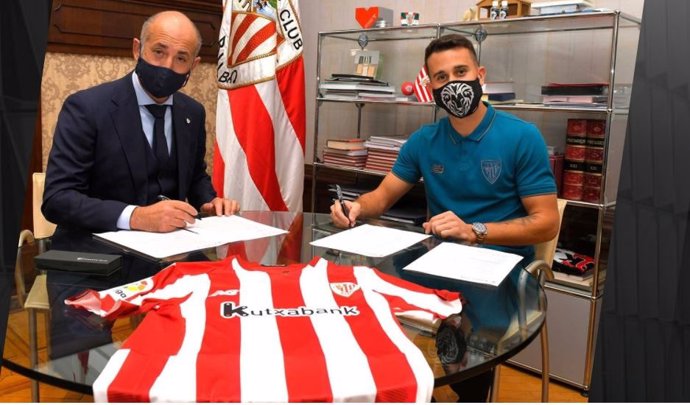 Álex Berenguer firma el contrato con el Athletic Club de Bilbao junto al presidente, Aitor Elizegi.
