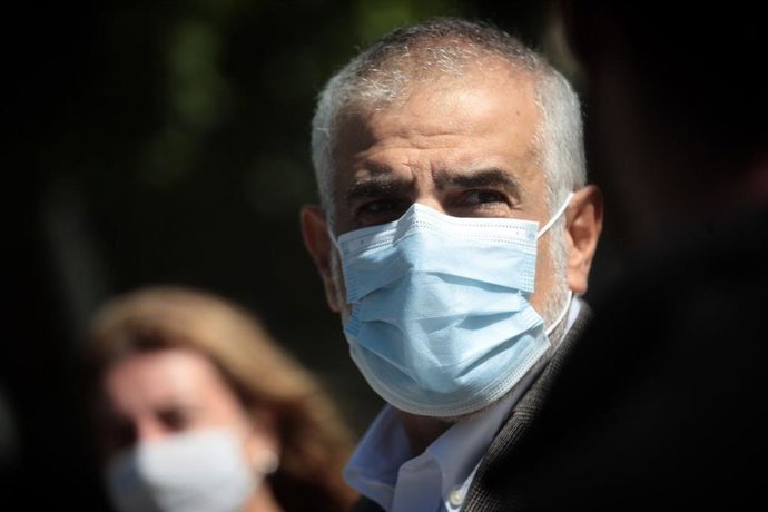 El líder de Cs en el Parlament, Carlos Carrizosa, en declaracions davant els mitjans en l'Hospitalet.
