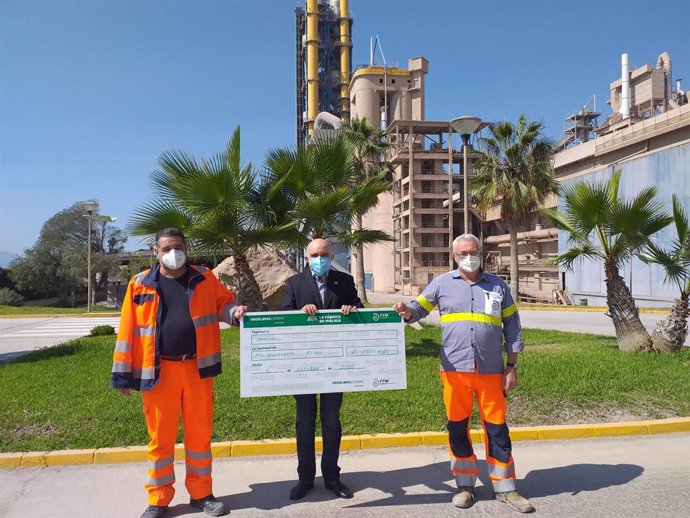 Málaga.- La fábrica de cemento de Málaga hace una donación a Bancosol por los dí