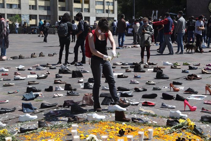 Homenaje a las víctimas de la matanza de la plaza de las Tres Culturas de Tlatelolco, en México