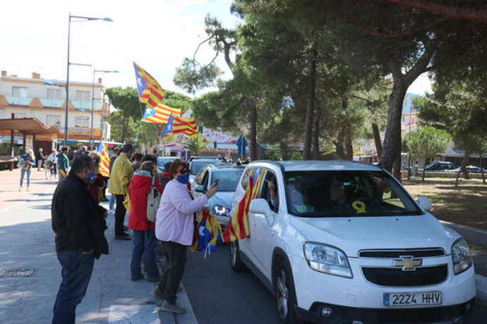 Pla mitj d'alguns dels participants a l'arribada a Argelers aquest dissabte 3 d'octubre de 2020. (Horitzontal)