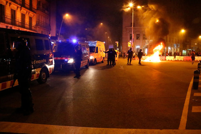Diverses furgones dels Mossos i una ambulncia al centre de Barcelona durant els aldarulls el dia 1/10/2020 (horitzontal)