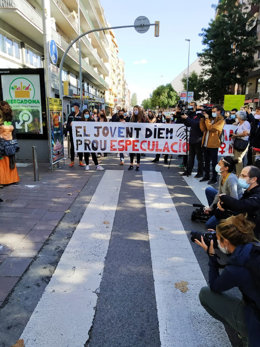 Diversos manifestants sostenen una pancarta durant la concentració contra el Pla de Ponent. Imatge del 3 d'octubre del 2020. (Vertical)