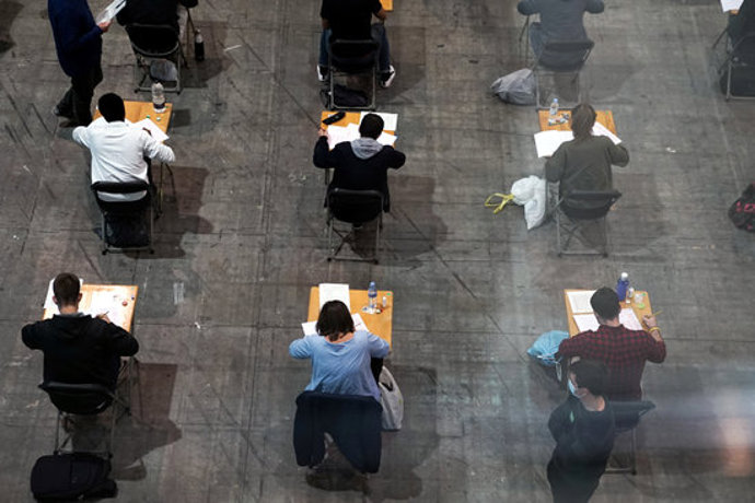 Pla picat de part dels aspirants a les 282 places de la Gurdia Urbana de Barcelona fent els exmens a la Fira de l'Hospitalet, el 3 d'octubre del 2020 (Horitzontal).