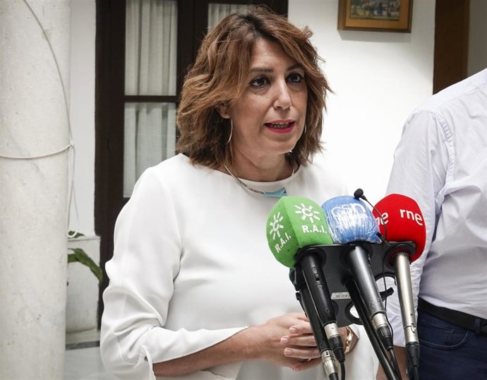 La secretaria general del PSOE-A, Susana Díaz, atiende a los medios, foto de archivo