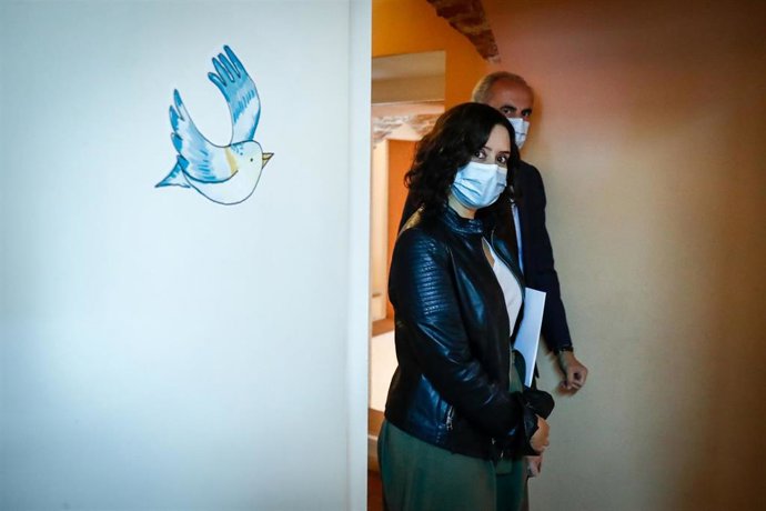 La presidenta de la Comunidad de Madrid, Isabel Díaz Ayuso, a su llegada a la reunión que ha mantenido con la presidenta de la Cruz Roja, Pilar Roy, para conocer el balance de la intervención de esta institución a causa del Covid-19, en la Real Casa de 