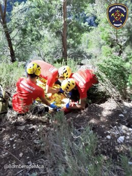 Momento del rescate del joven accidentado en el Castell de Alaró.