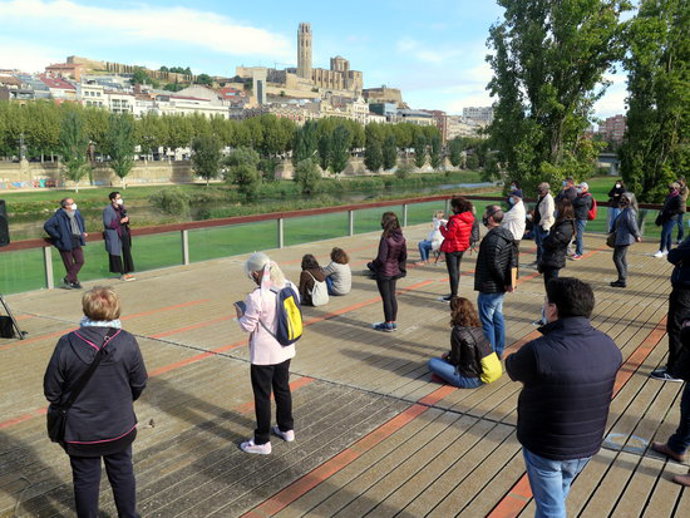 Pla general dels arquitectes Mamen Domingo i Ernest Ferré parlant de la passarella del Liceu Escolar de Lleida als assistents a l'Arquitectour, el 3 d'octubre de 2020. (Horitzontal)
