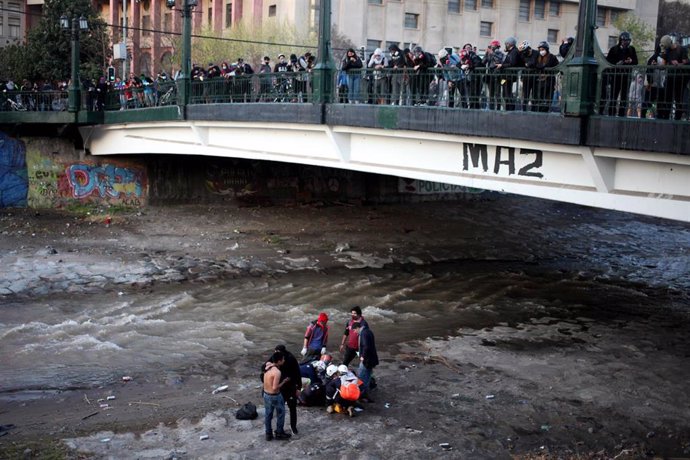 Manifestante cae al río Mapocho durante protesta en Plaza Italia, en Santiago de Chile