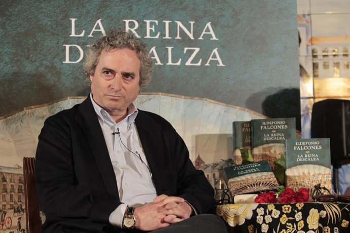     L'escriptor Ildefons Falcones ha aconseguit aconseguir la xifra de set milions d'exemplars venuts amb els seus dues primeres novelles: 'La catedral del mar' i 'La m de Fátima'. Ara, torna a la literatura de m de 'La reina descala' (Grijalbo).