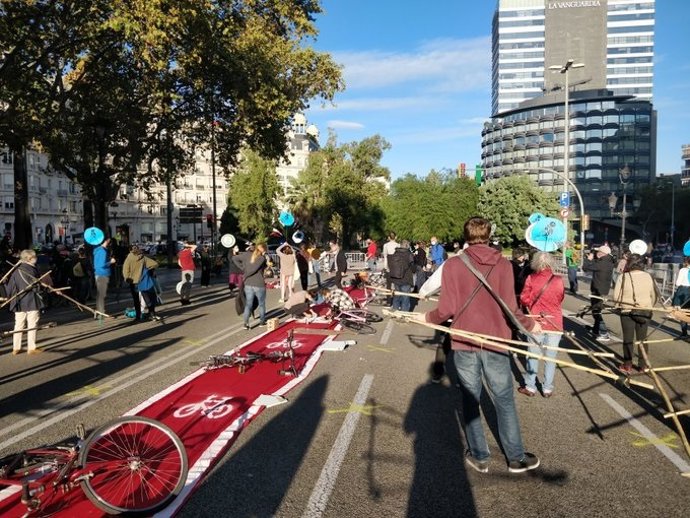 Unes 200 persones s'han manifestat aquest dissabte a la tarda en l'avinguda Diagonal de Barcelona per demanar mesures que redueixin el trnsit a la ciutat per aconseguir un aire més net i menys contaminat.