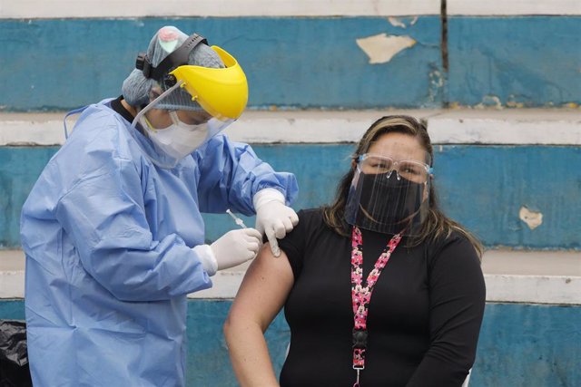 Campaña de vacunación contra la gripe en Perú, en el marco de la crisis sanitaria provocada por la COVID-19.