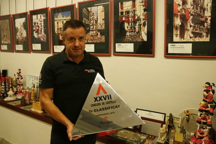 Pla mitj del cap de colla de la Colla Vella dels Xiquets de Valls, Albert Martínez, mostrant el trofeu del XXVII del Concurs de Castells. Imatge del 2 d'octubre del 2020 (Horitzontal).