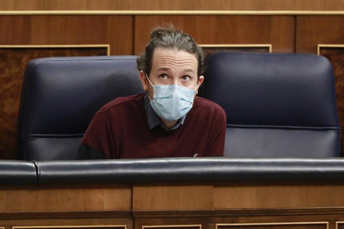 El vicepresidente segundo del Gobierno, Pablo Iglesias, sentado en su escaño durante una sesión de control al Gobierno en el Congreso de los Diputados.