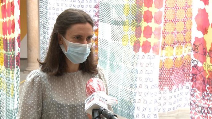 La artista Isabel Flores junto a su muestra 'Pattern reveal'