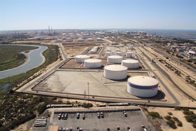 Imagen aérea general del núcleo industrial de Huelva. 
