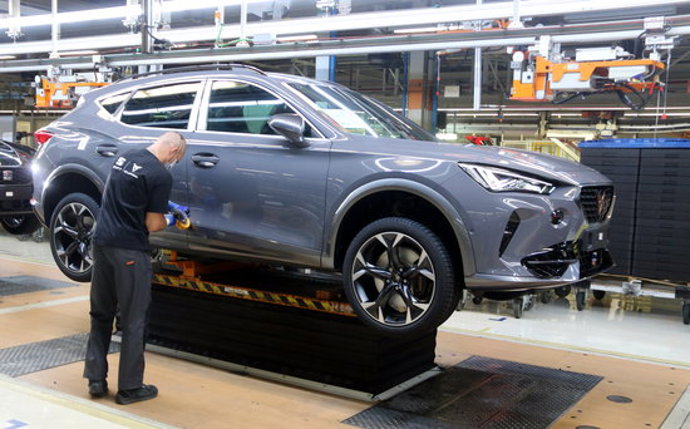 Imatge d'un operari treballant en un Cupra Formentor a la cadena de producció el 29 de setembre de 2020. (Horitzontal)