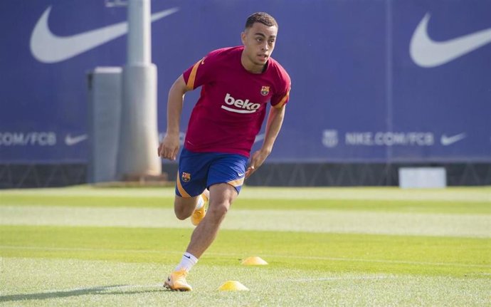 Sergiño Dest entrenando con el Barcelona