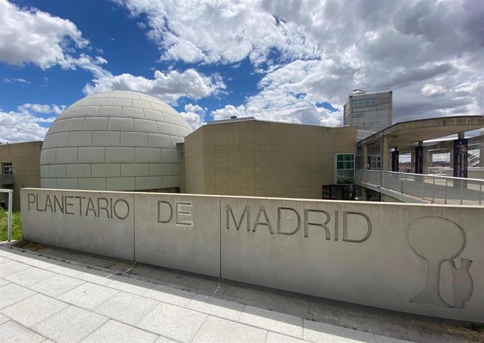 Entrada del Planetario de Madrid, que desde ayer vuelve a mostrar para acercar el universo y sus secretos a todos los públicos, tras tres meses cerrado debido a la crisis sanitaria de la Covid-19, con todas las medidas necesarias para garantizar la segu