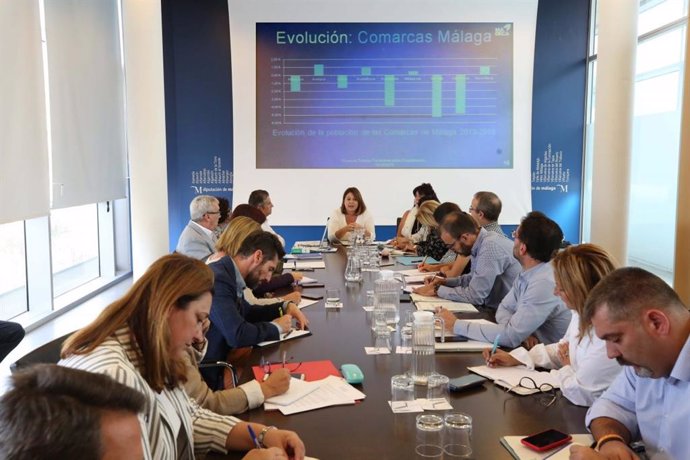 La vicepresidenta cuarta de la Diputación de Málaga y responsable del Área de Innovación Social y Despoblamiento, Natacha Rivas, en una reunión