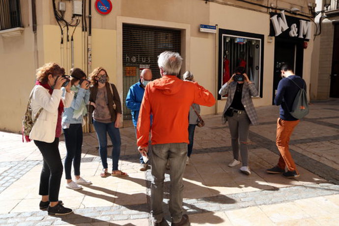 Pla general dels assistents que han participat en la visita al campanar de la Prioral de Sant Pere a través de les ulleres de realitat estereoscpica, activitat organitzada per Reus Ocult. Imatge del 4 d'octubre del 2020 (Horitzontal).