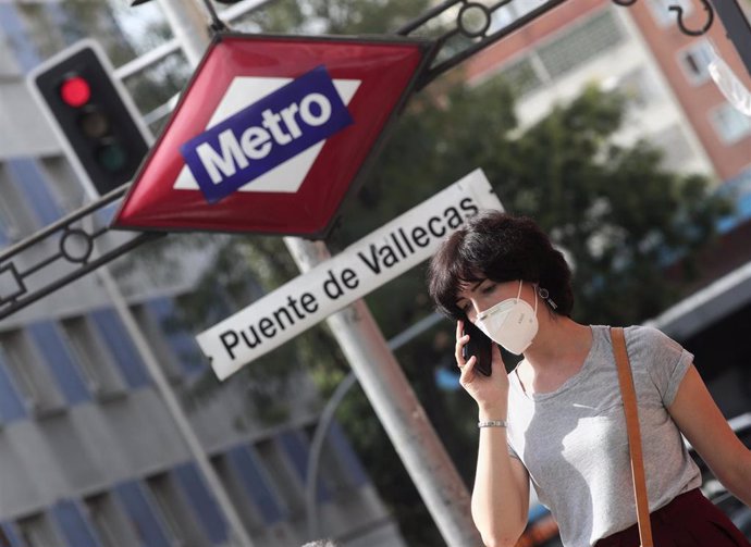 Una mujer pasea al lado del metro de Puente de Vallecas, en Madrid (España), a 16 de septiembre de 2020. Puente de Vallecas es el distrito de la ciudad de Madrid que mayor número de positivos por coronavirus ha registrado estos últimos 7 días (del 7 de 