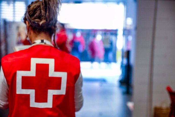 Una voluntaria de Cruz Roja.