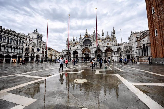 03 October 2020, Italy, Venice: Passers-by walk across St. Mark's Square during heavy rains. Photo: Claudio Furlan/LaPresse via ZUMA Press/dpa
