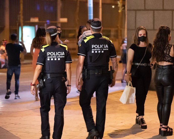 La Guardia Urbana controla que no se formen aglomeraciones en Barcelona.