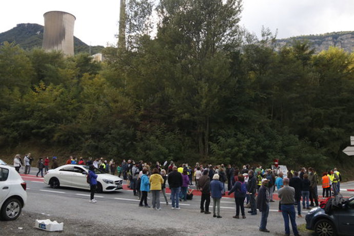Pla general de la protesta contra la futura incineradora a Cercs (Bergued) el 4 d'octubre del 2020. (Horitzontal)