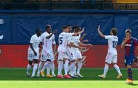 Vinícius y Courtois firman un liderato sufrido