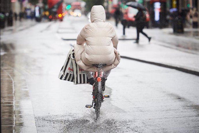 Persona en bicicleta durante un temporal de viento y lluvia en el sur de Inglaterra
