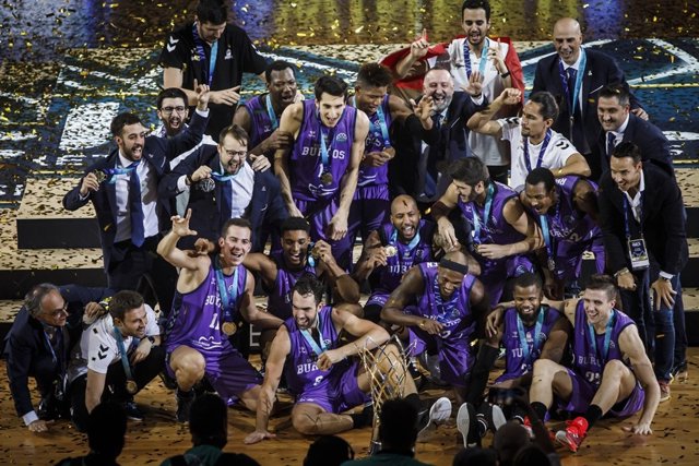 Los jugadores del Hereda San Pablo Burgos celebran su título en la FIBA Champions League
