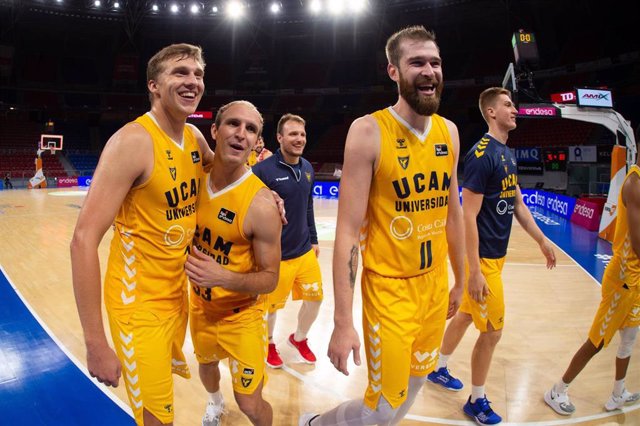 Los jugadores del UCAM Murcia celebran su victoria en el Buesa Arena ante el TD Systems Baskonia