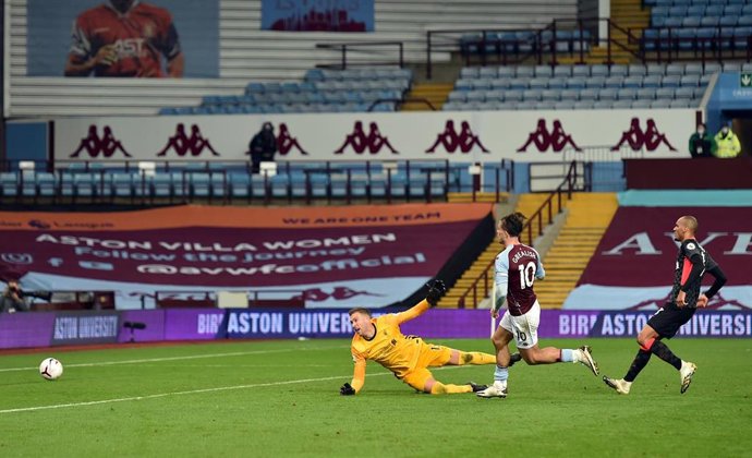 Grealish anota el séptimo gol en el Aston Villa-Liverpool