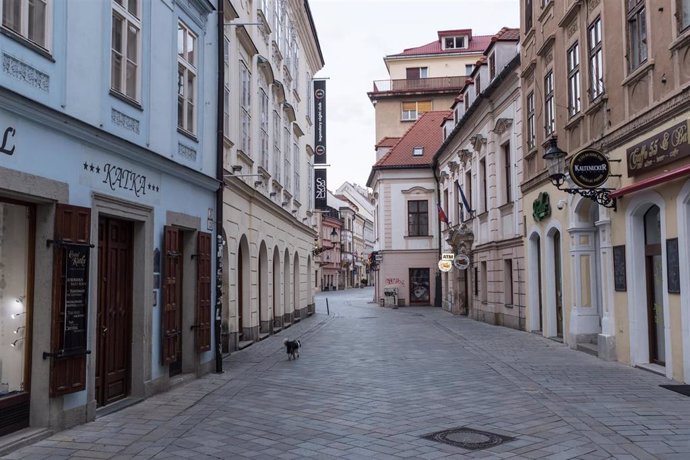 Una calle de Bratislava, Esloqvaquía, durante la cuarentena decretada por las autoridades para intentar frenar el avance de la pandemia.